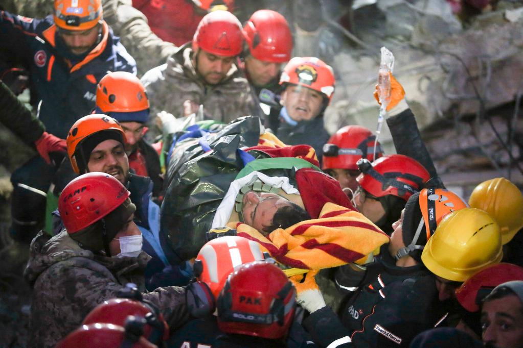 土耳其加济安泰普省：救出幸存者