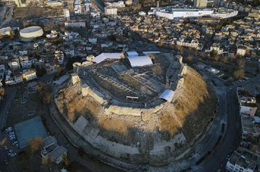 土耳其千年古堡遭地震损毁