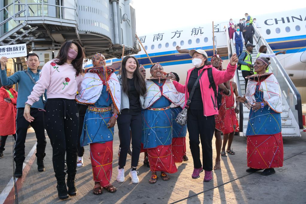 中国旅行团在肯尼亚受到热烈欢迎