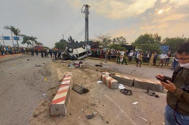 越南中部发生客车与货车相撞事故致8人死亡