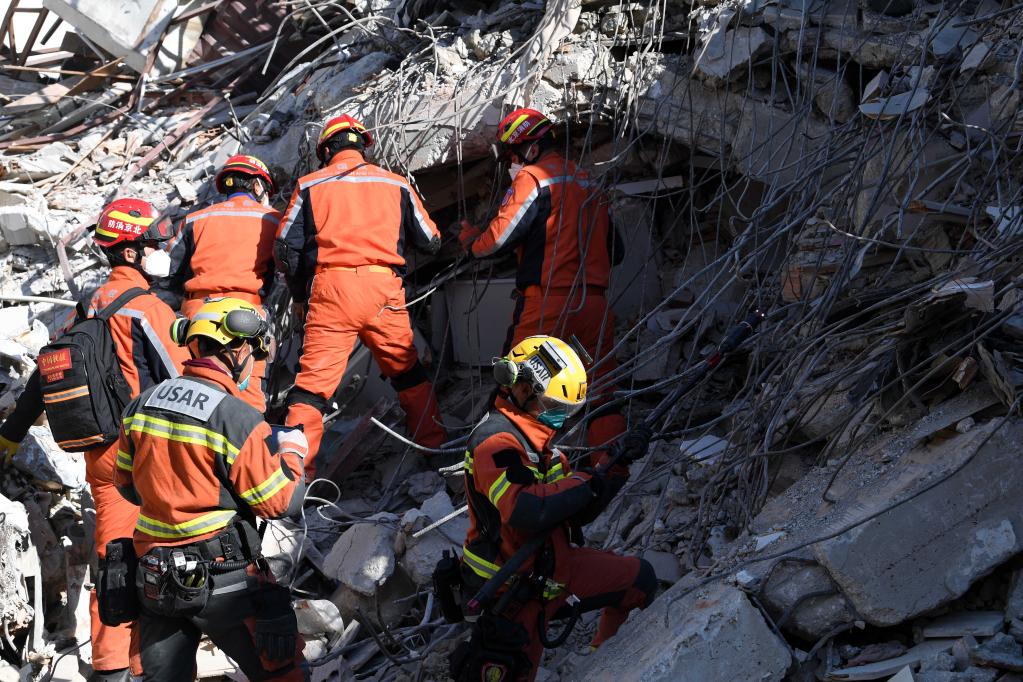 中國救援隊繼續在土耳其地震災區24小時不間斷搜救