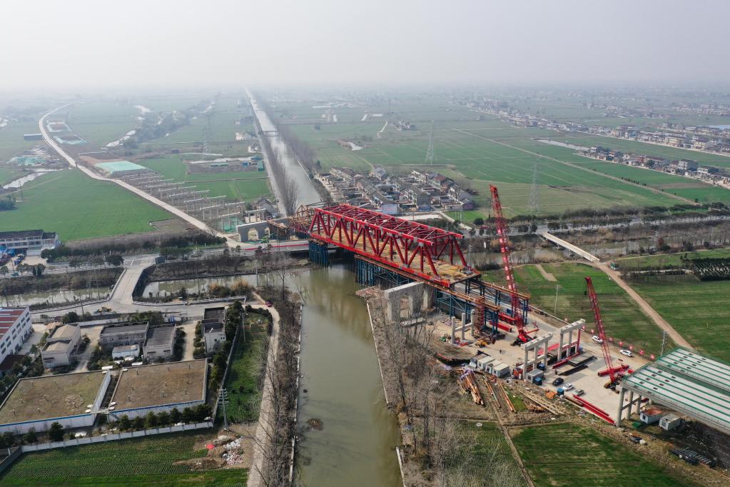 常泰长江大桥南北公路接线工程跨G345特大桥钢桁梁顶推作业有序推进