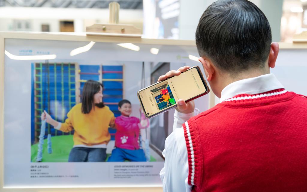 新华全媒+丨“融合无障爱 携手向未来”摄影作品展在京开幕