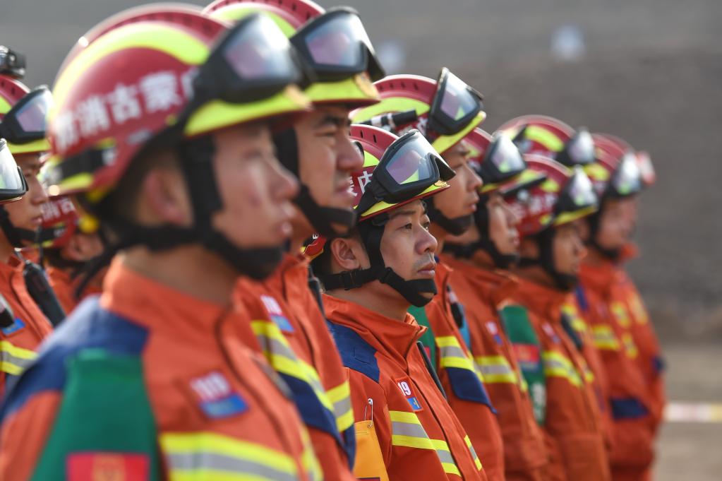 新华全媒+丨内蒙古阿拉善盟露天矿坍塌事故：救援力量现场集结