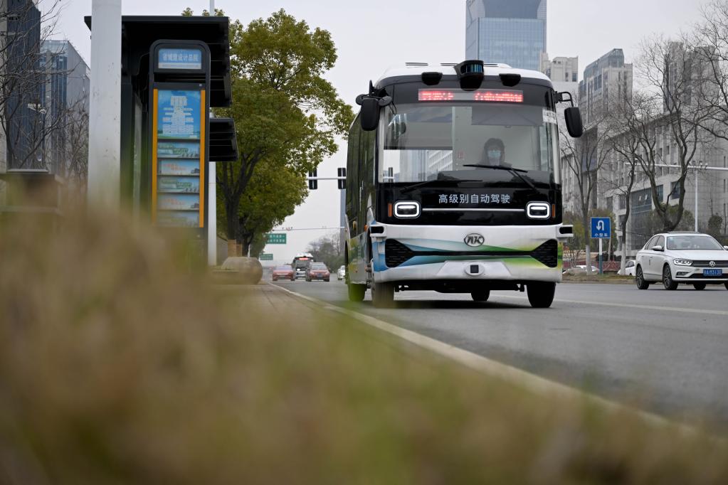 新华全媒+丨安徽首条自动驾驶公交线路进入常态化运行