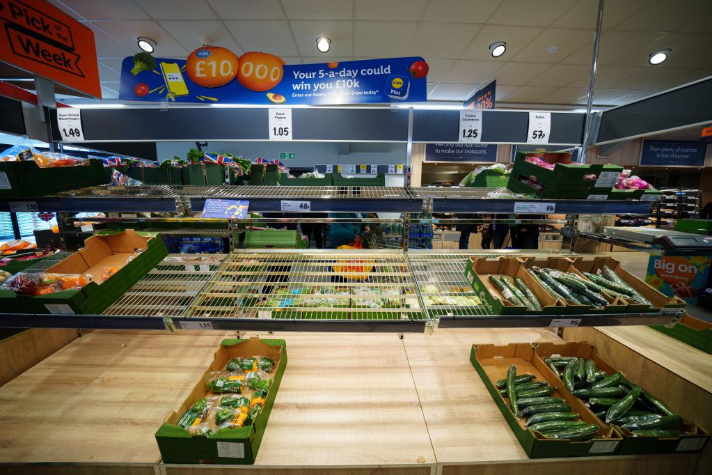 果蔬供应短缺 英国多家超市实施限购措施