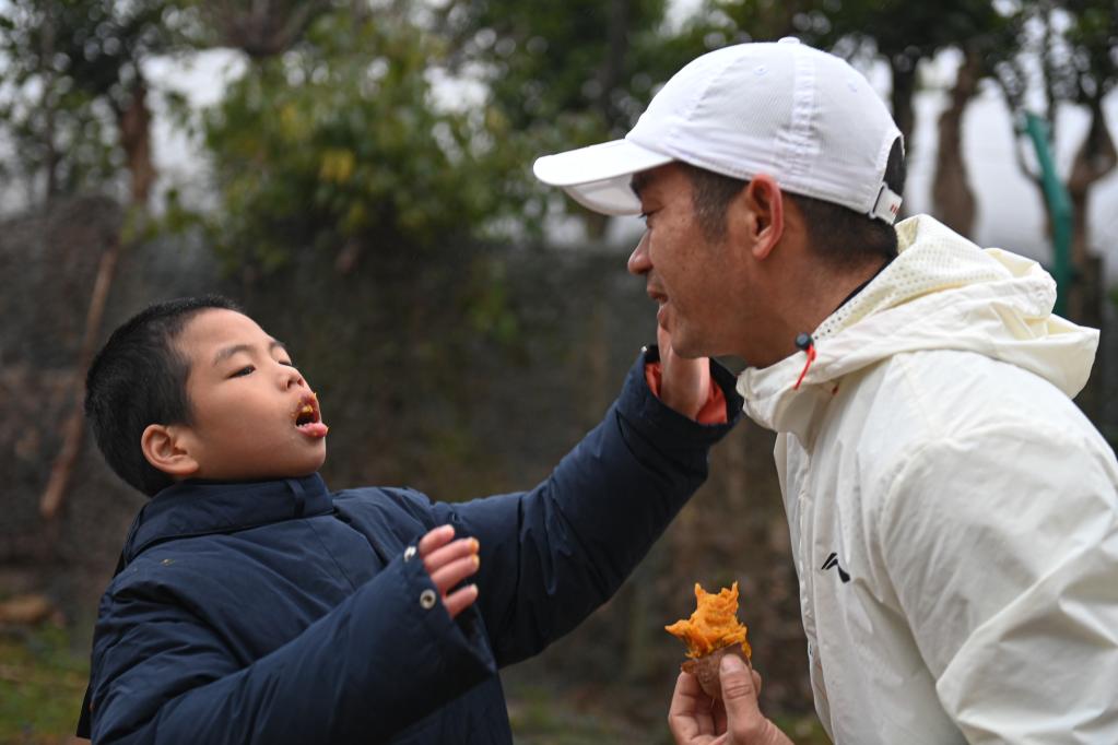 新华全媒+丨这位父亲，推着儿子跑过56个马拉松