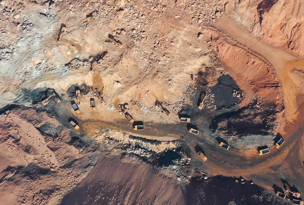 航拍内蒙古阿拉善露天矿坍塌事故现场：救援加速推进