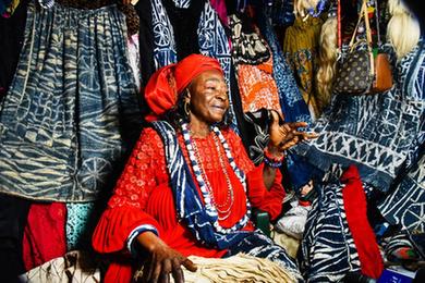 喀麦隆妇女巧手编织多彩生活