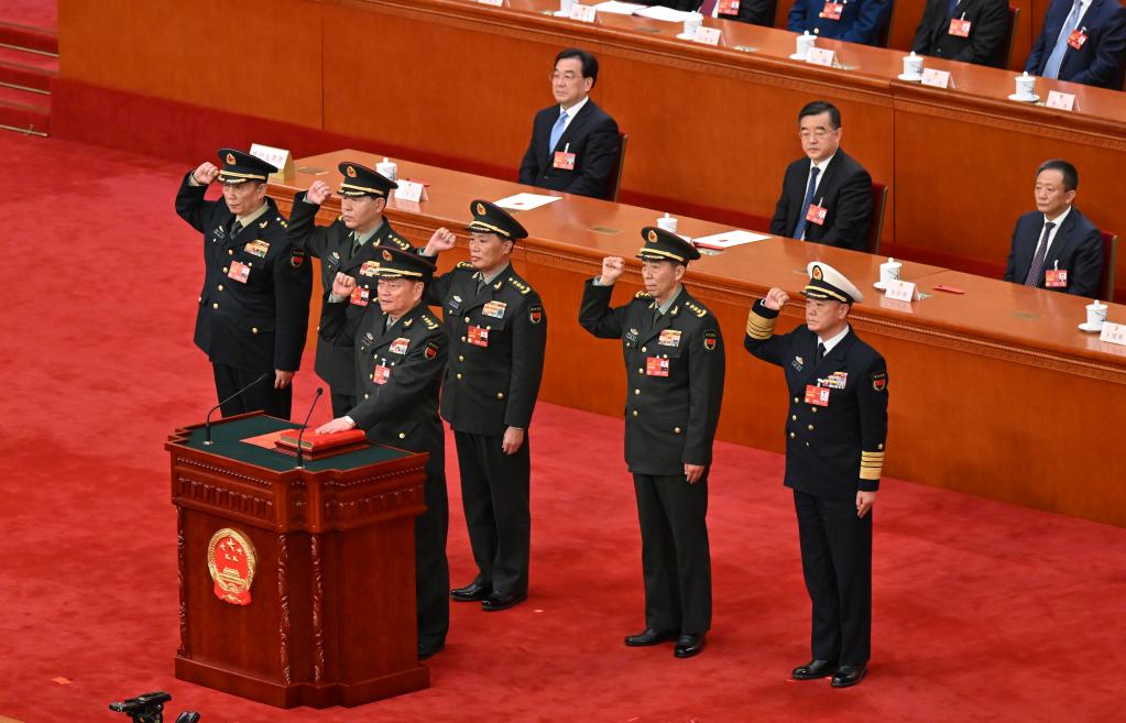 中央军事委员会副主席、委员进行宪法宣誓