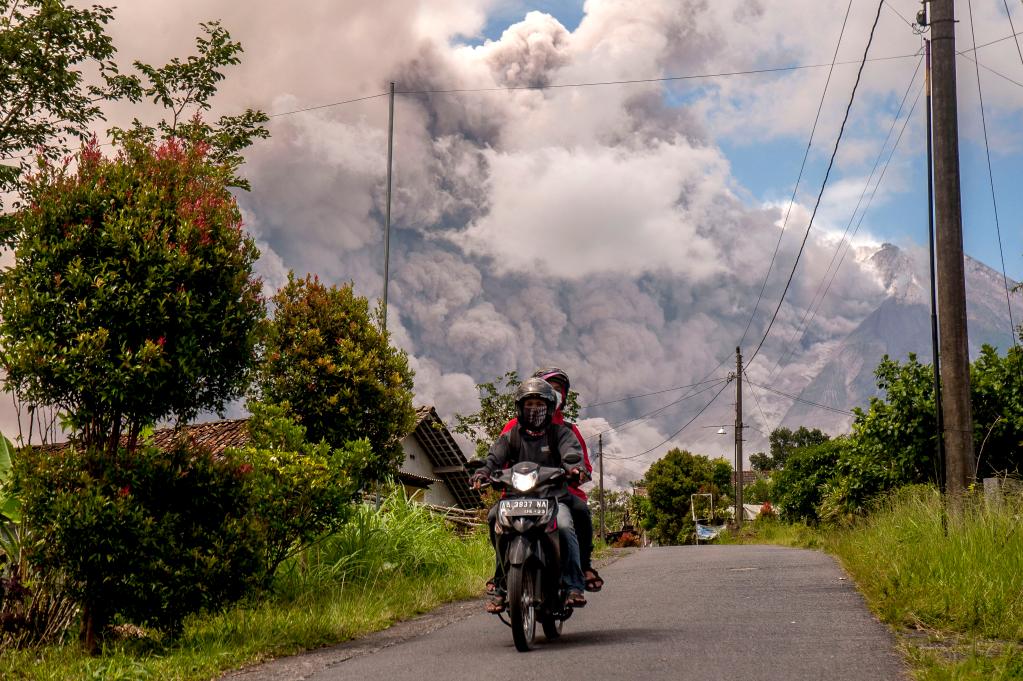 印度尼西亚：默拉皮火山喷发