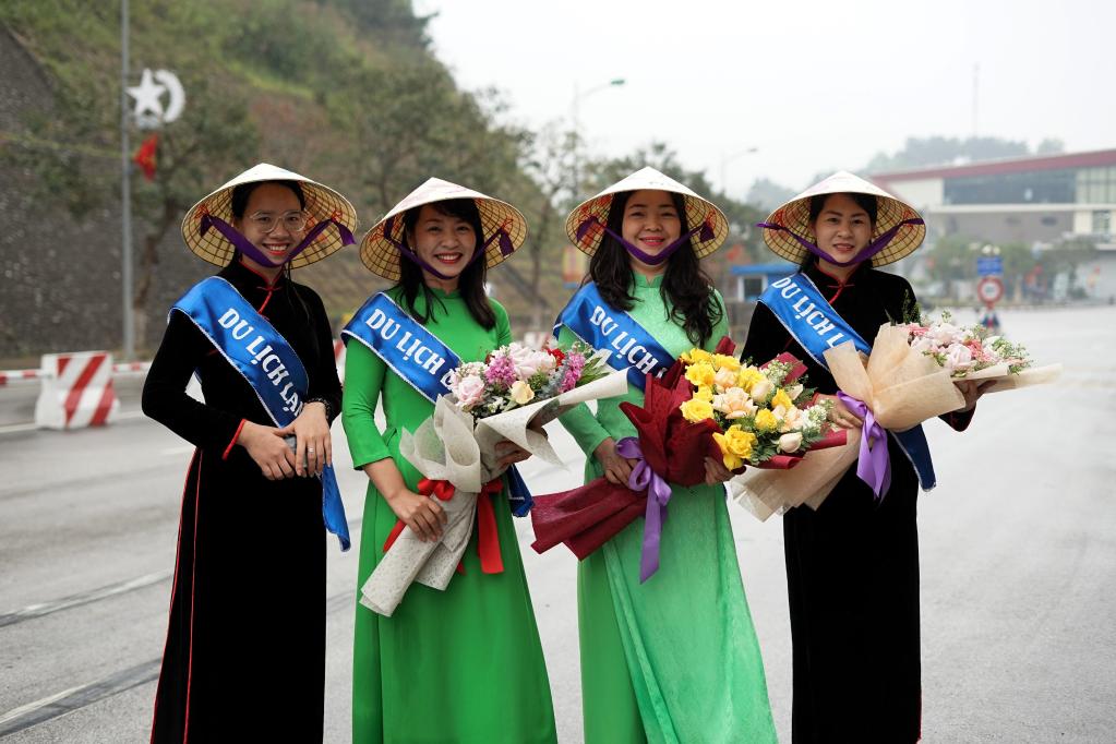越南举行仪式热烈欢迎中国游客