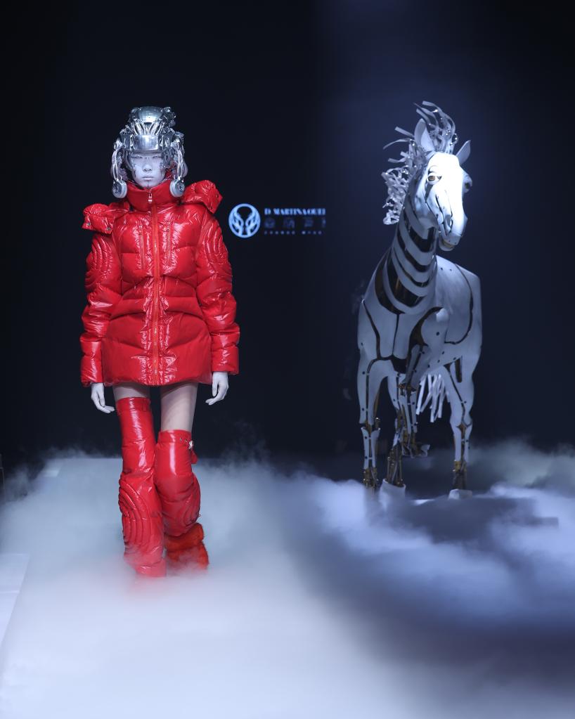 丁洁“视界·边界”时装秀在北京举行