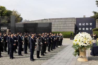 馬英九前往侵華日軍南京大屠殺遇難同胞紀念館憑吊