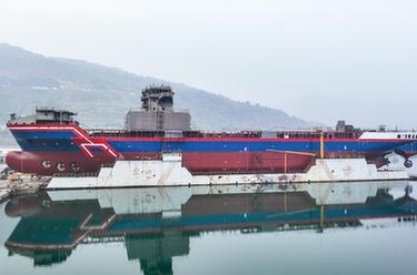 江西九江：万吨级远洋通信海缆铺设船下水