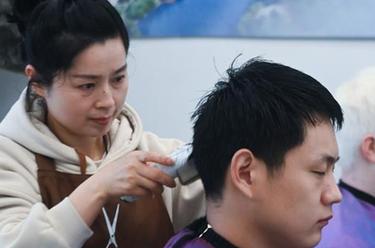 小鎮“無聲理髮師”贏得世界冠軍