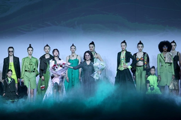 “绸都盛泽风尚·刘薇”时装发布会在京举行