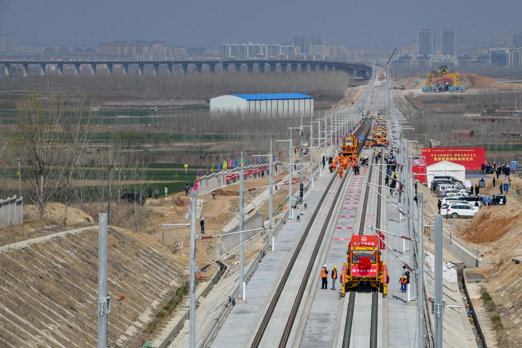 山東萊榮鐵路進入全線鋪軌階段