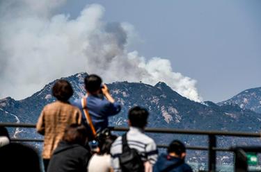 韩国首尔市中心发生山火