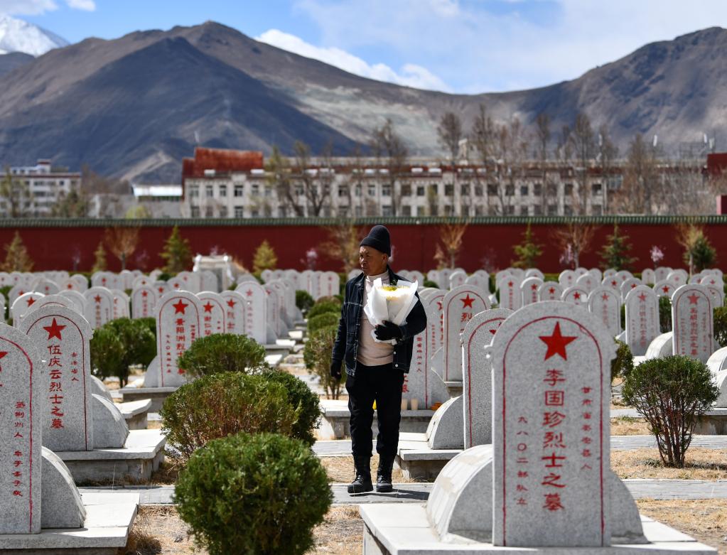 西藏拉萨：父女两代人守护烈士英灵