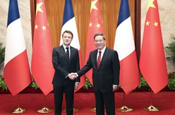 李强会见法国总统马克龙