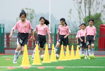 四川华蓥：校园女子足球队逐梦绿茵场