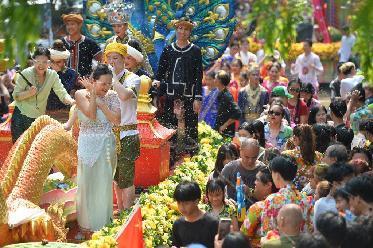 泰國曼谷：慶祝潑水節