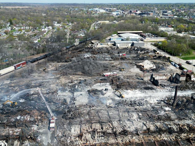 美国印第安纳州一回收厂发生火灾 逾2000名居民被疏散