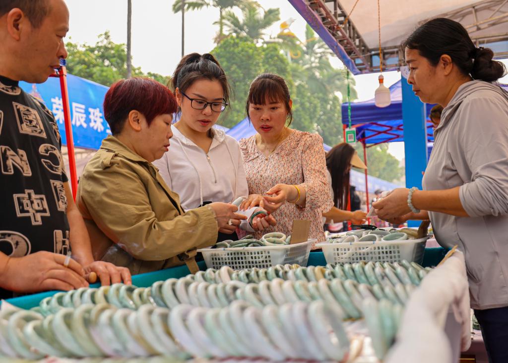雲南瑞麗舉行免稅購物節