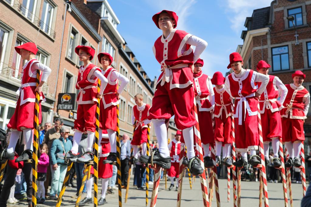 比利时那慕尔市举办传统民俗日活动