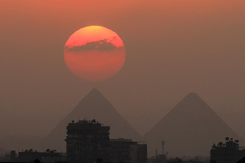 日落金字塔