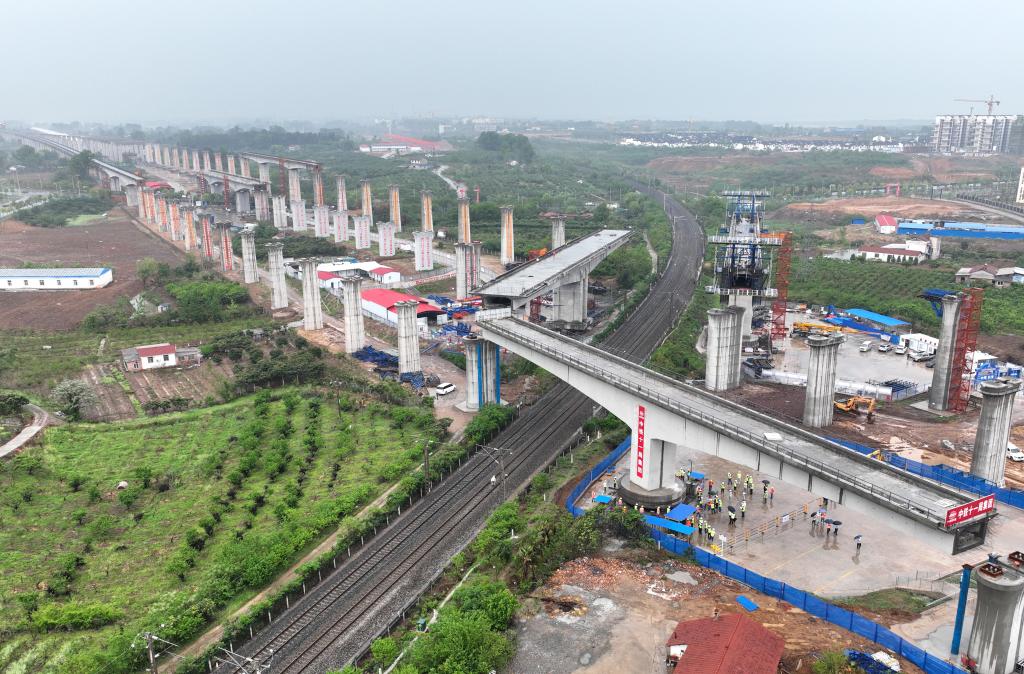 沪渝蓉高铁首座转体桥顺利转体