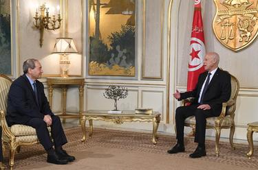 突尼斯总统表示坚定地希望恢复和叙利亚关系