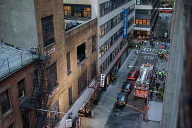 美国纽约一停车楼发生坍塌事故造成1死5伤