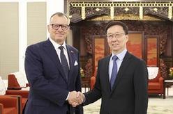 韩正会见斯洛伐克国民议会议长科拉尔