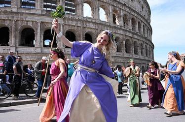 罗马举行建城2776年庆祝游行