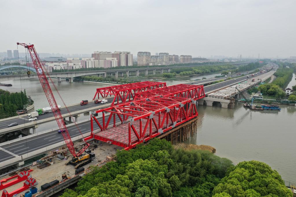 沪宁高速公路青阳港大桥南半幅钢桁梁首次顶推完成