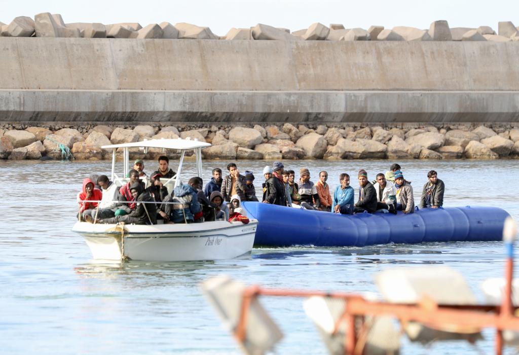 利比亚海岸警卫队救起61名非法移民
