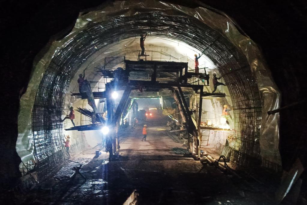 云南：楚大高速扩容工程最后一座隧道顺利贯通