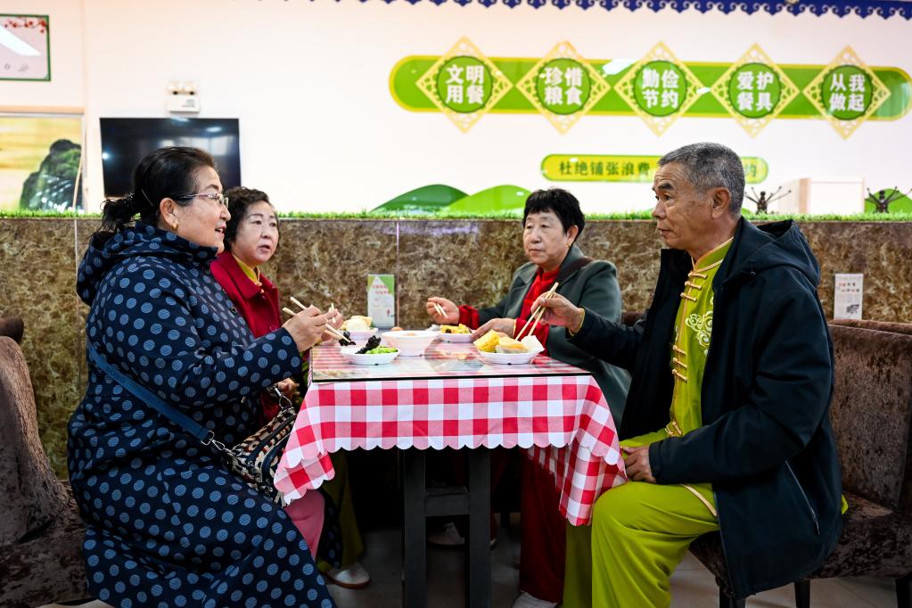 内蒙古伊金霍洛旗：为老年人提供贴心用餐服务