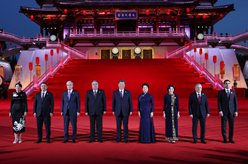 習近平和彭麗媛為出席中國－中亞峰會的中亞國家元首夫婦舉行歡迎儀式和歡迎宴會