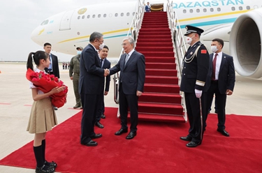中国-中亚峰会丨出席中国-中亚峰会的哈萨克斯坦总统托卡耶夫抵达陕西省西安市