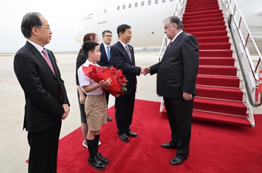 中国-中亚峰会丨出席中国-中亚峰会的塔吉克斯坦总统拉赫蒙抵达陕西省西安市