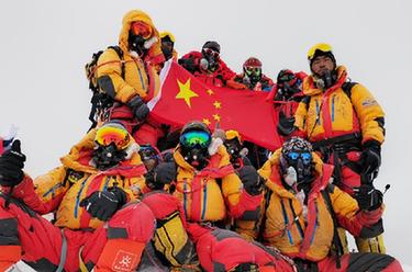 新华全媒+·2023珠峰科考丨我国科考队员登顶珠峰 开展多项科学考察