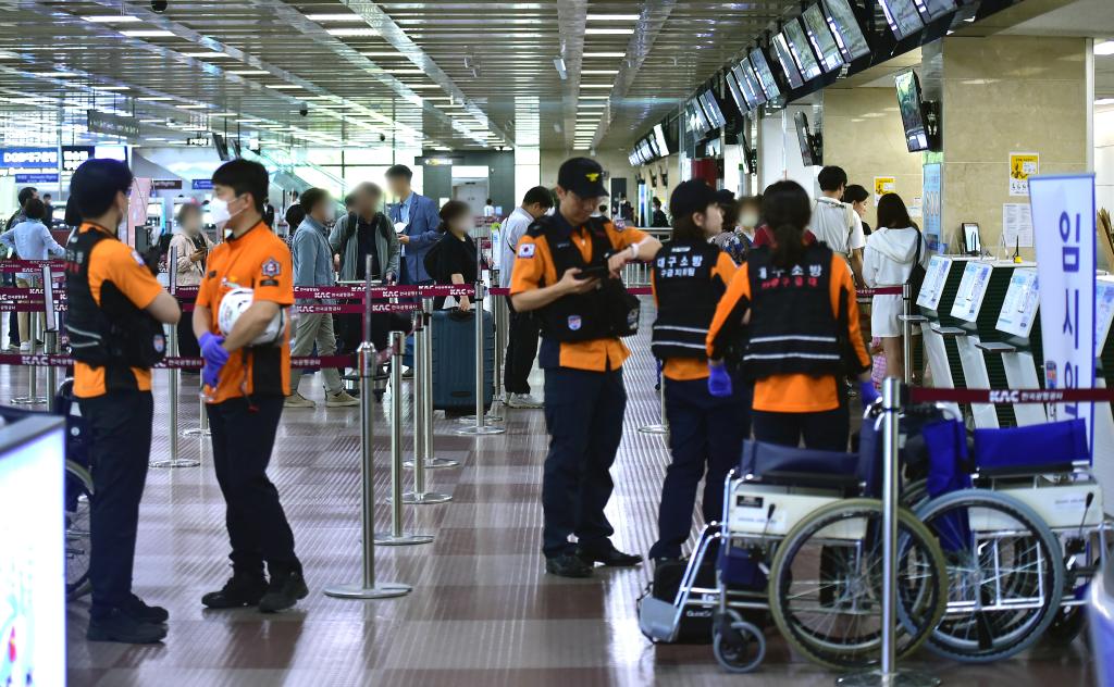 韩国一客机降落前舱门被打开 9名乘客被送医