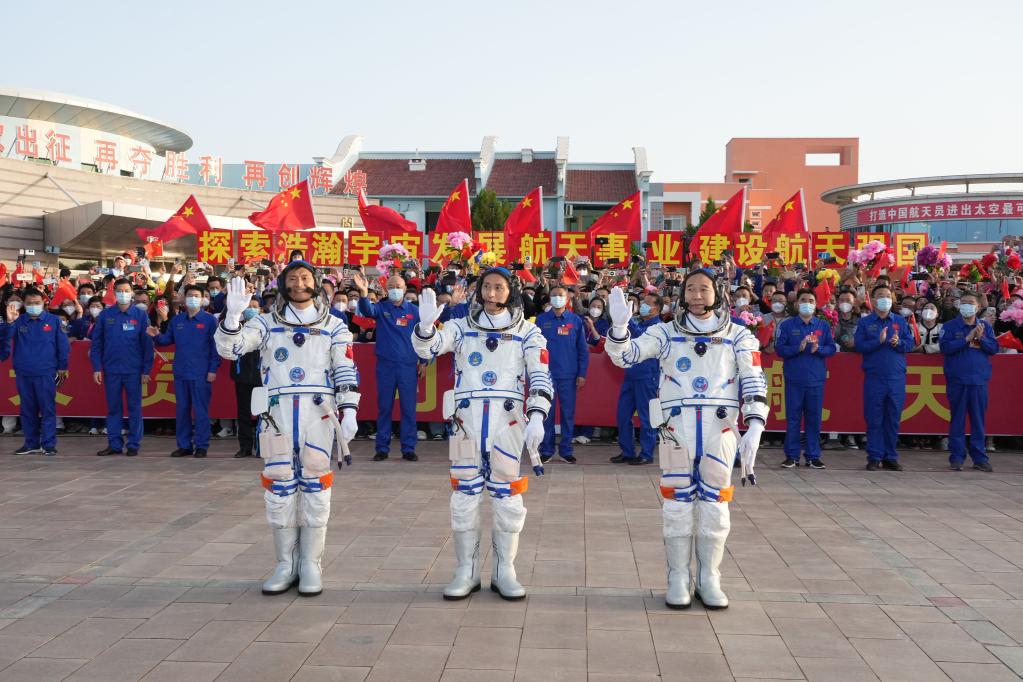 神舟十六号载人飞行任务航天员乘组出征仪式在酒泉卫星发射中心举行