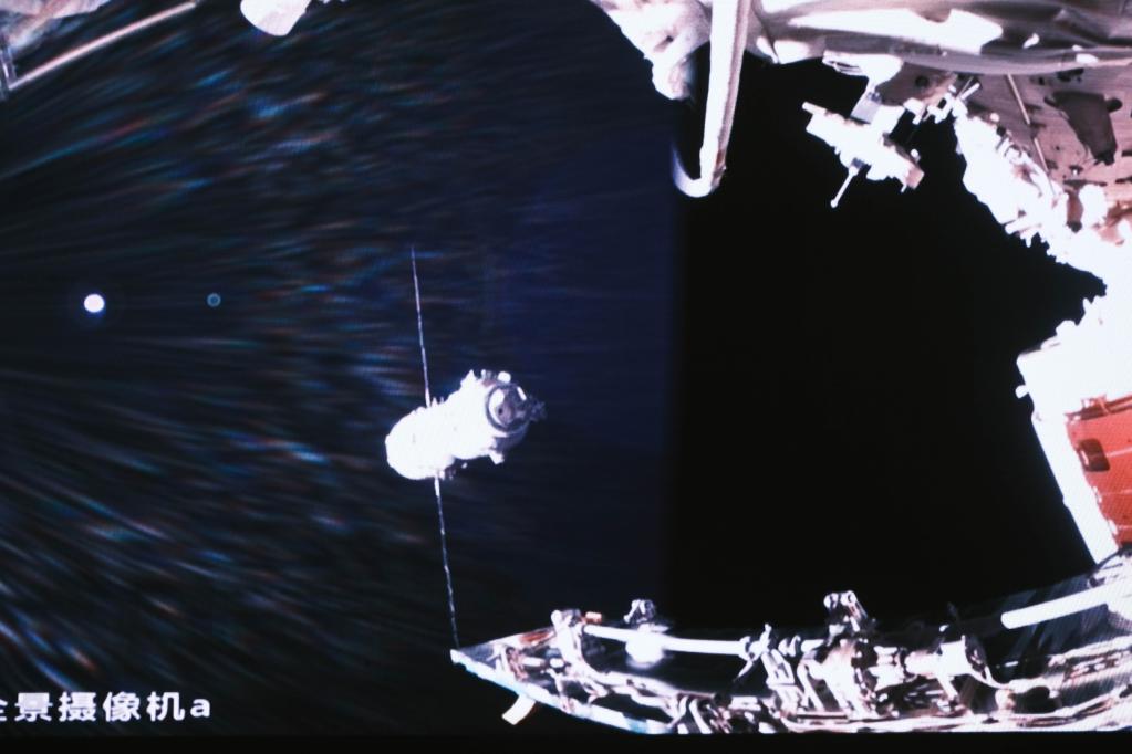 神舟十六號載人飛船與空間站組合體完成自主快速交會對接