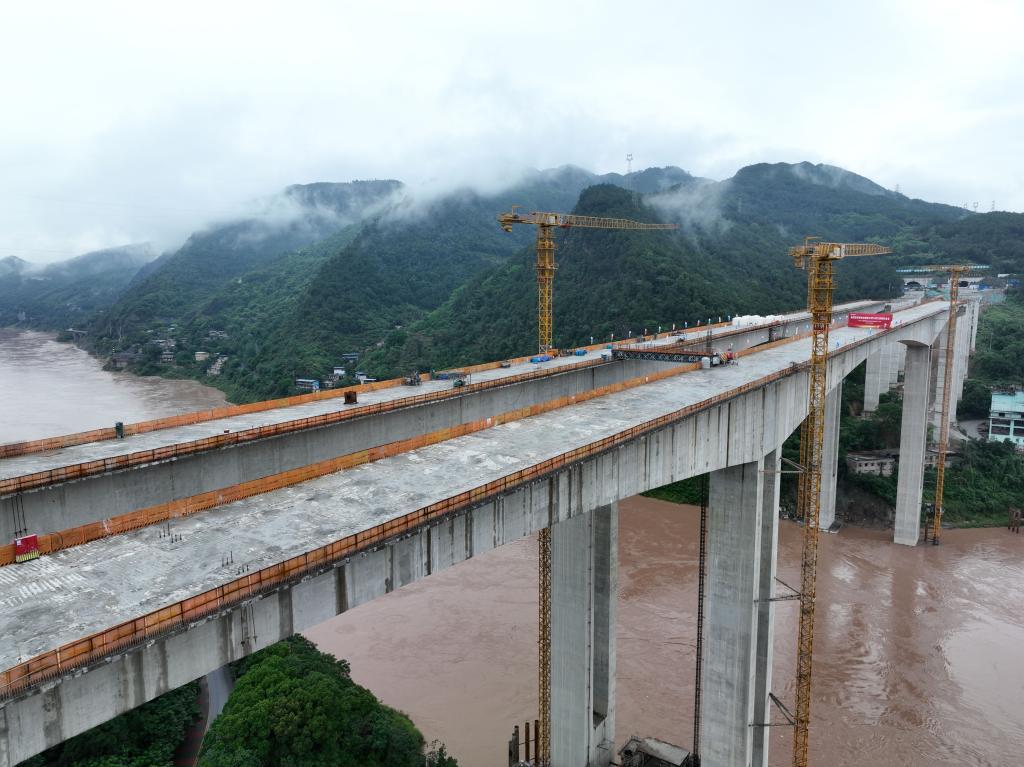 重慶：觀音峽嘉陵江特大橋主橋主體結構全部完成
