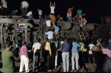 印度發生列車脫軌相撞事故 已造成207人死亡