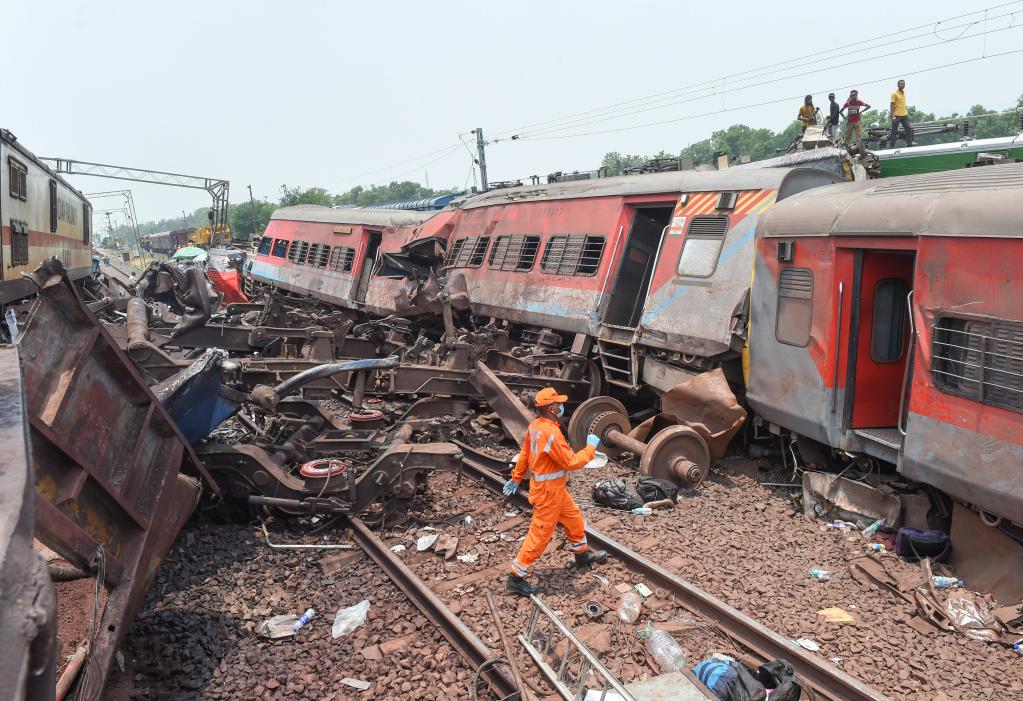 印度列车脱轨相撞事故死亡人数升至233人
